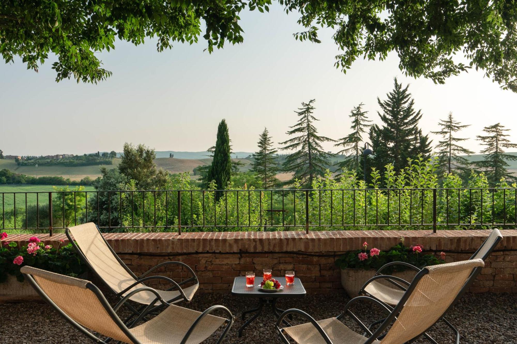Hotel Ristorante Borgo Antico Monteroni dʼArbia Exterior foto